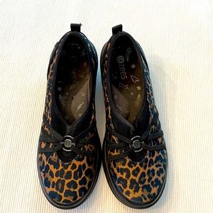 Bzees Melody Leopard print wedge size 9